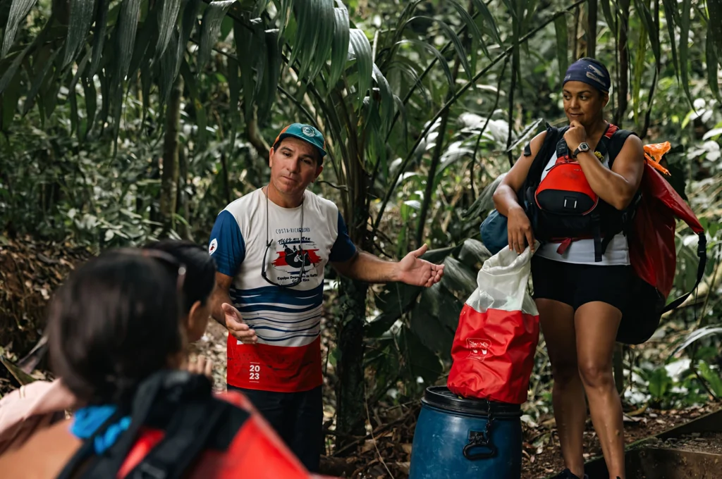 Guided jungle tour with hikers at Pacuare River Ecolodge